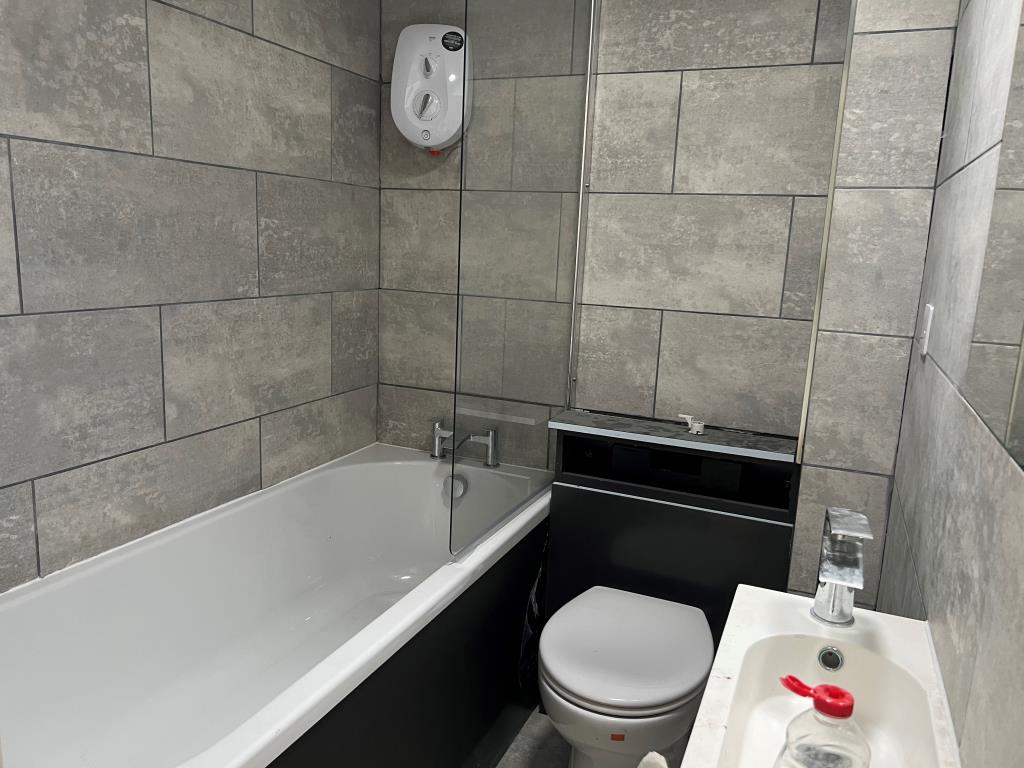 Lot: 23 - DETACHED FREEHOLD BUNGALOW - Bathroom